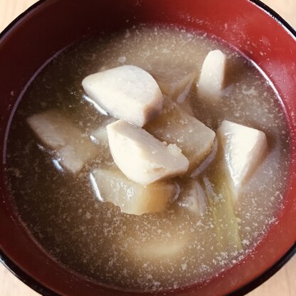 寒い季節には体が温まるお味噌汁を食べたいですね。
里芋のねっとりとした食感が良くて美味しかったです。